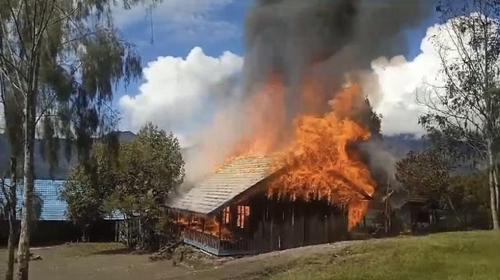 TNI Mengejar Kelompok OPM yang Bakar Sekolah di Papua Pegunungan