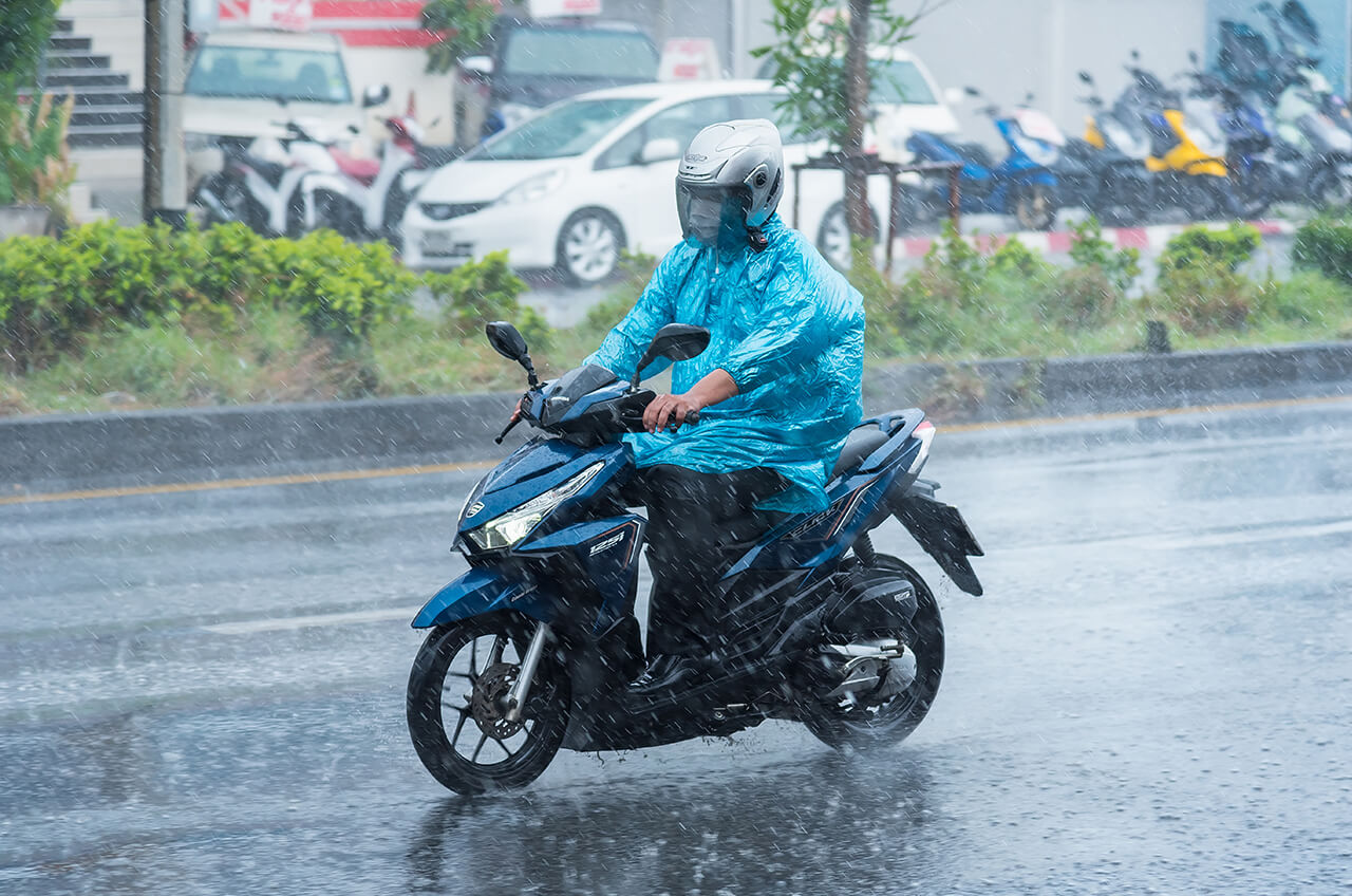 Tips Merawat Motor Matik Saat Musim Hujan