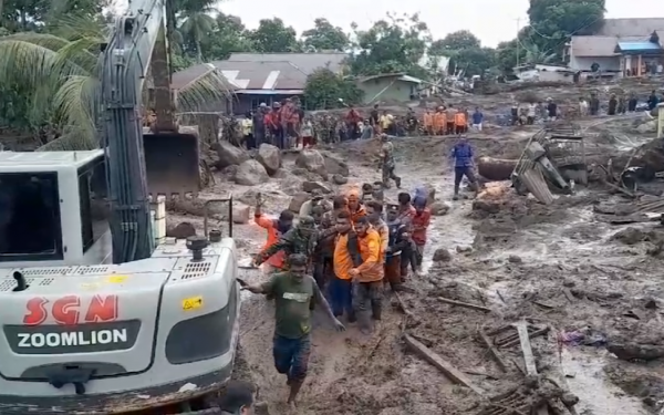 Bersama BPBD, TNI Lakukan Evakuasi Korban Banjir Bandang Ternate