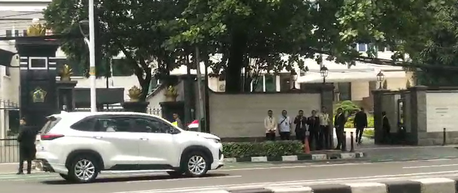 Warga Sambut Kedatangan Paus Fransiskus di Kedubes Vatikan Jakarta