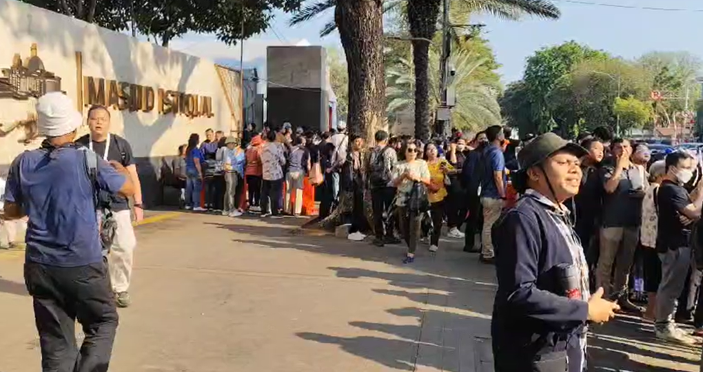 Antusiasme Warga Lintas Agama Sambut Kedatangan Paus Fransiskus di Depan Masjid Istiqlal