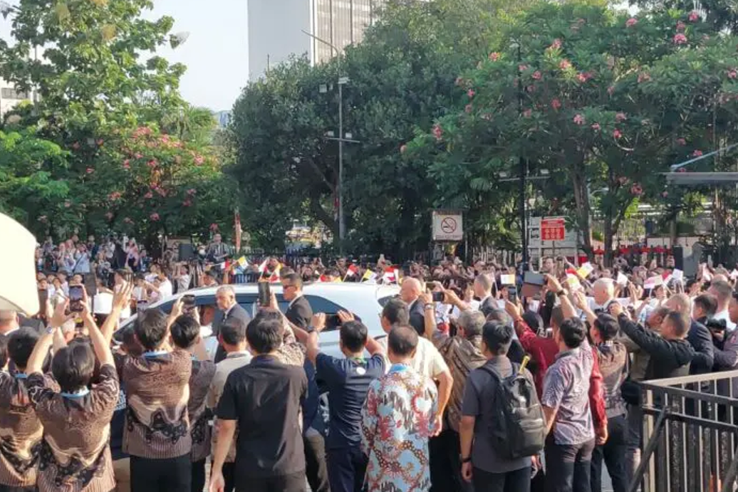 Antusiasme Warga Mengiringi Hari Terakhir Paus Fransiskus di Indonesia
