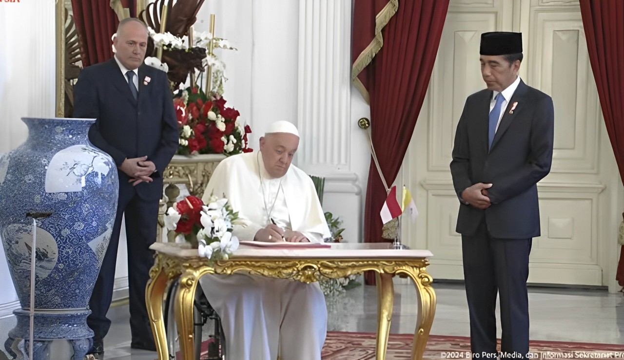 Pesan Paus Fransiskus di Buku Tamu Istana, ini Isinya