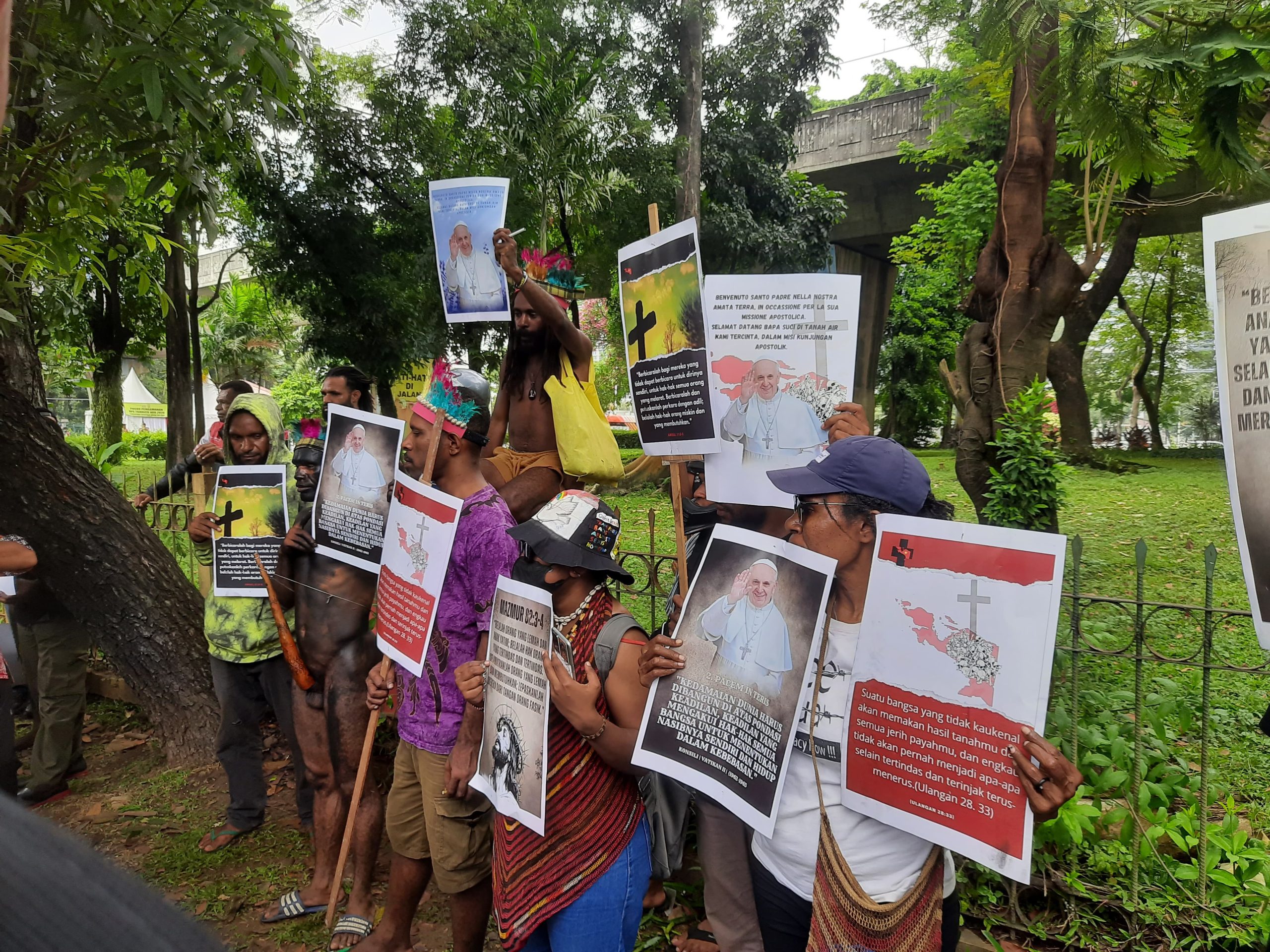 Aksi Damai Mahasiswa Papua Sambut Paus Fransiskus di Jakarta