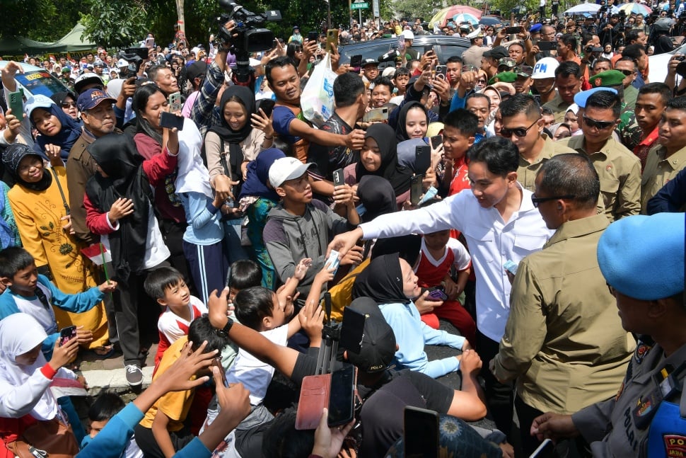 Kunjungi Pasar Gotong Royong Magelang, Wapres Gibran Bagi-bagi Buku dan Sembako