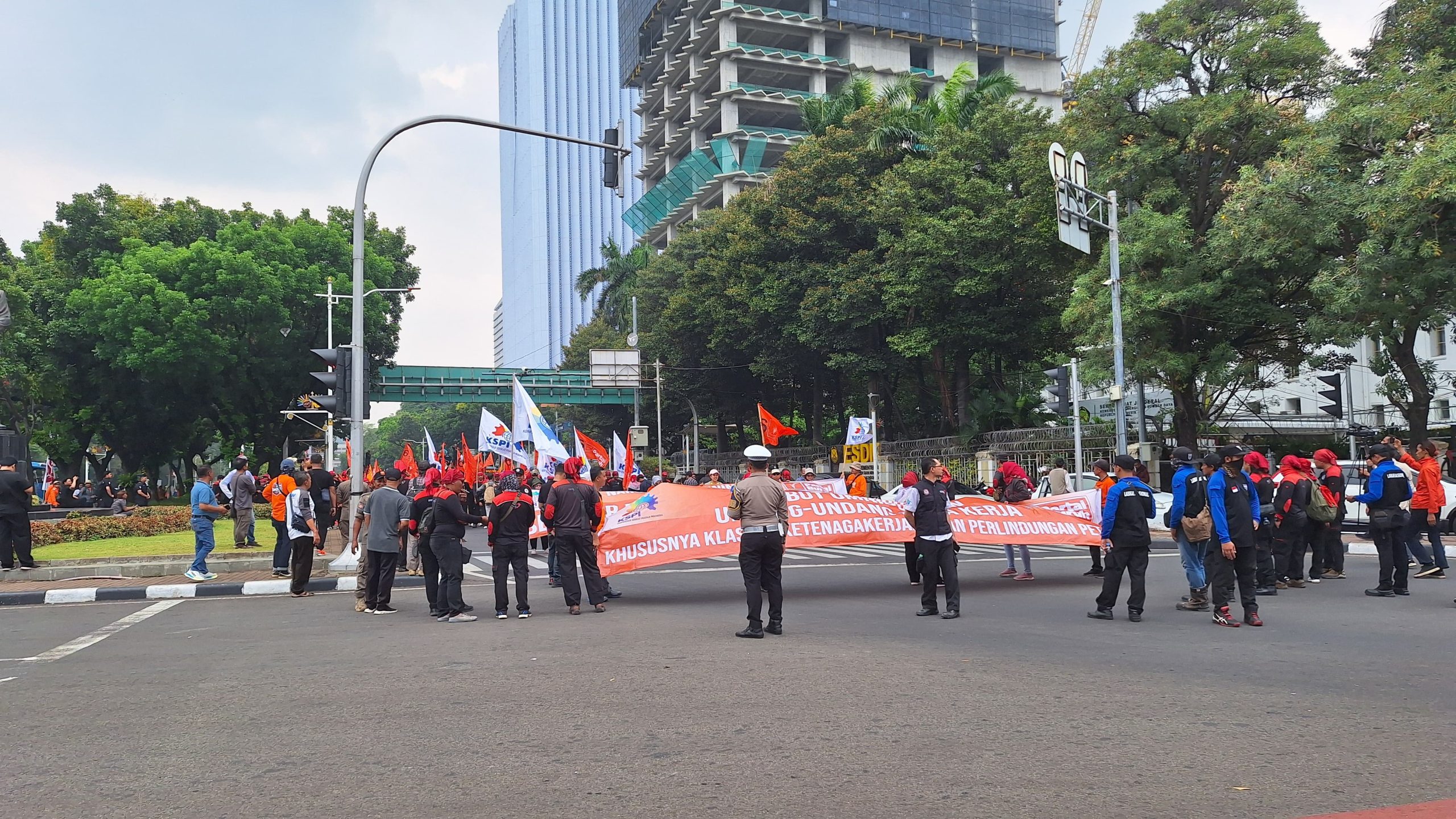 Ribuan Buruh Gelar Aksi Unjuk Rasa di Jakarta, Tuntut Kenaikan Upah dan Pencabutan UU Cipta Kerja