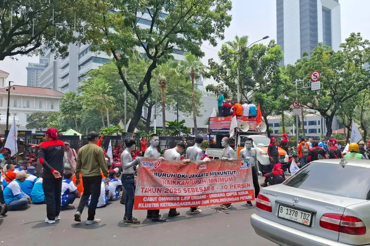Buruh Demo di Depan Balai Kota Jakarta Tuntut Kenaikan Upah