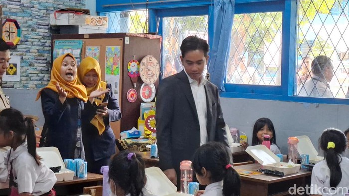 Gibran Tinjau Uji Coba Makan Bergizi Gratis