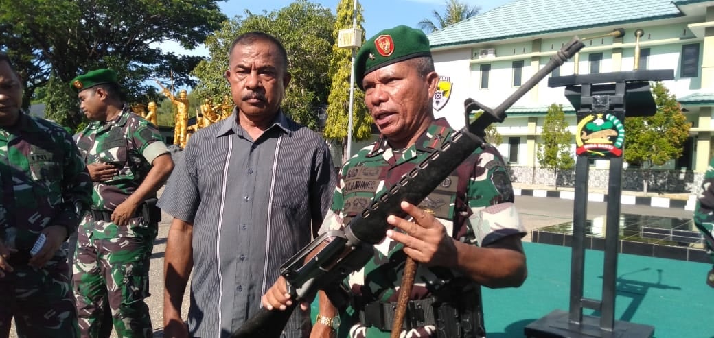 Senjata Bekas Perang Timor-Timur Diserahkan Warga ke Korem 161 Wirasakti Kupang