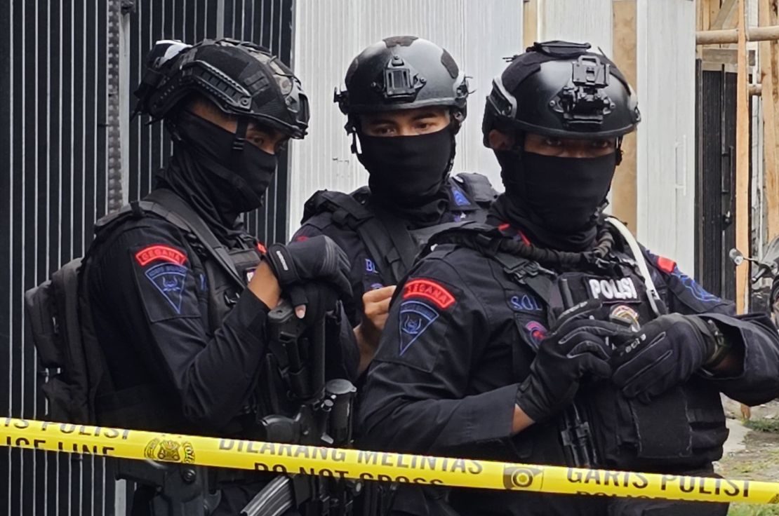 Penangkapan Terduga Teroris di Jawa Tengah: Densus 88 Amankan Tiga Orang dan Bendera ISIS