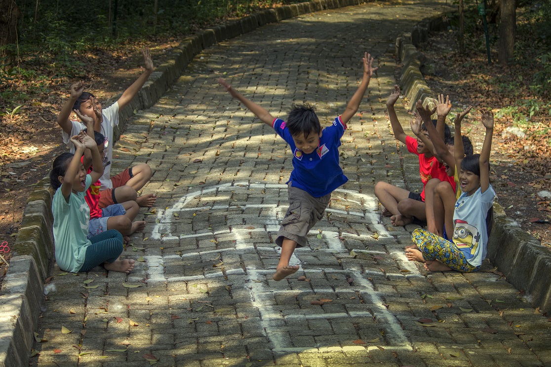 7 Cara Seru Mengenalkan Permainan Tradisional Indonesia kepada Anak-anak