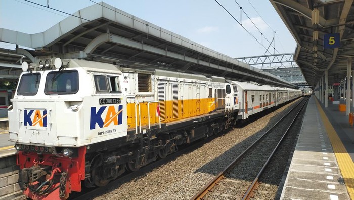 Keterlambatan 24 Kereta Api Jarak Jauh Akibat Gangguan Listrik Aliran Atas