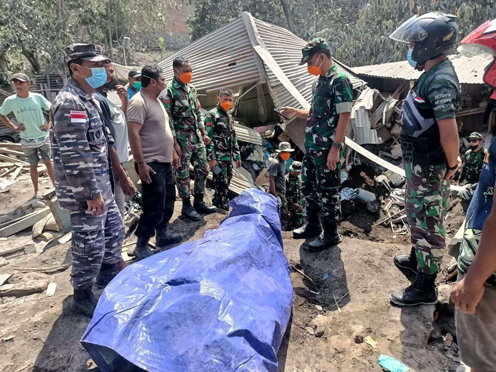 TNI AL Bantu Evakuasi Korban Erupsi Gunung Lewotobi Laki-laki