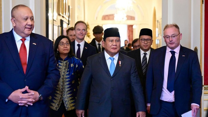 Prabowo Perlihatkan Perhatian Pada Sri Mulyani yang Kedinginan di London