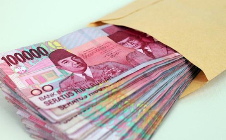 Rupiah melemah di tengah memanasnya konflik Ukraina dan Rusia