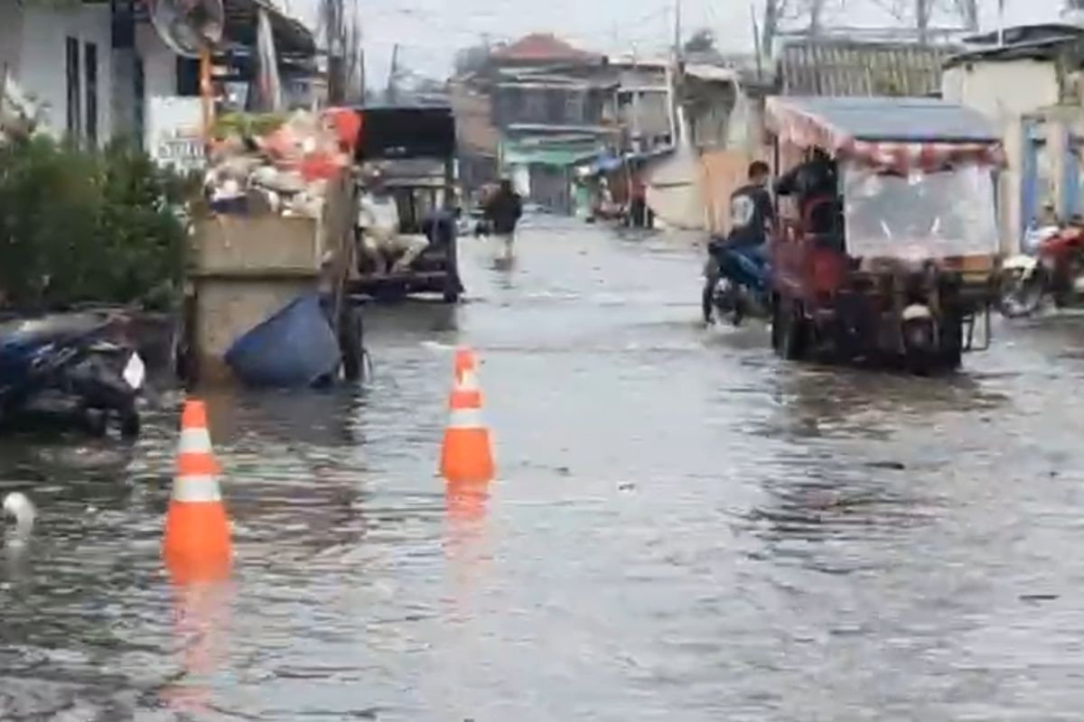 Sejumlah lokasi di Jakarta Utara terendam banjir rob pada Senin pagi