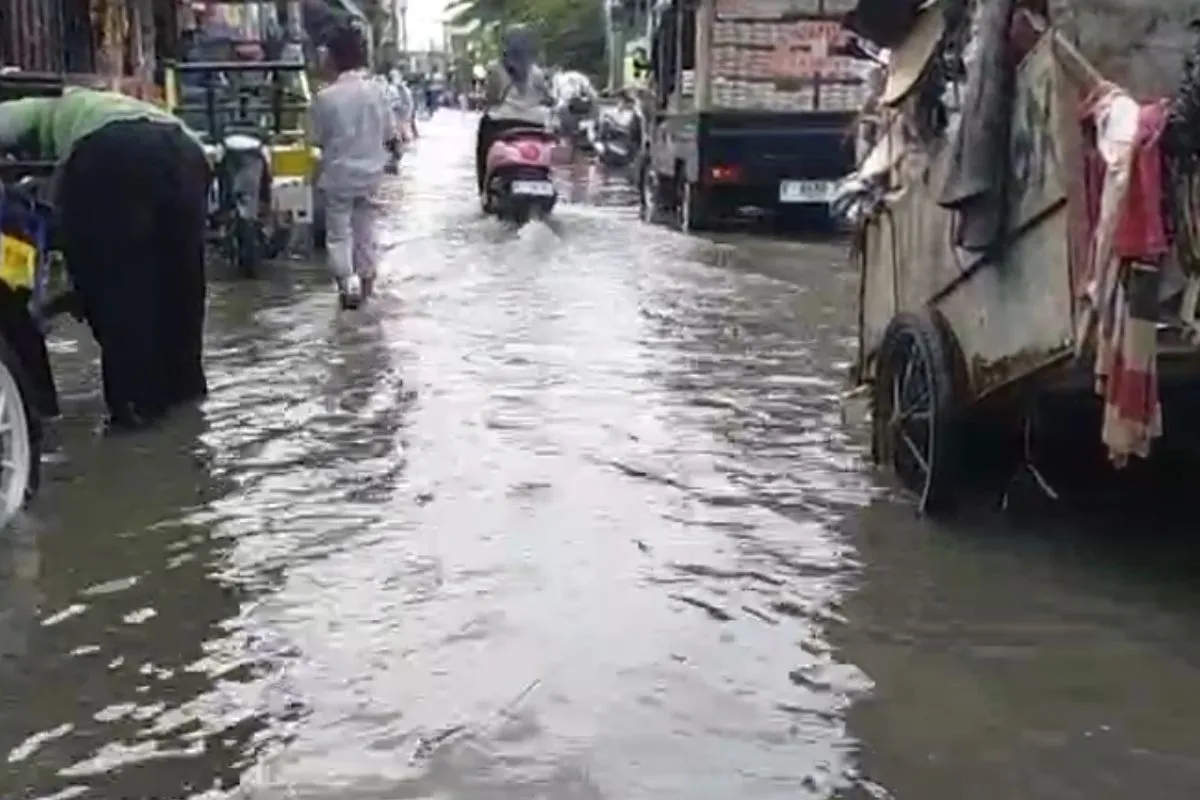 KAI Commuter batalkan 15 perjalanan kereta imbas banjir rob di Jakut