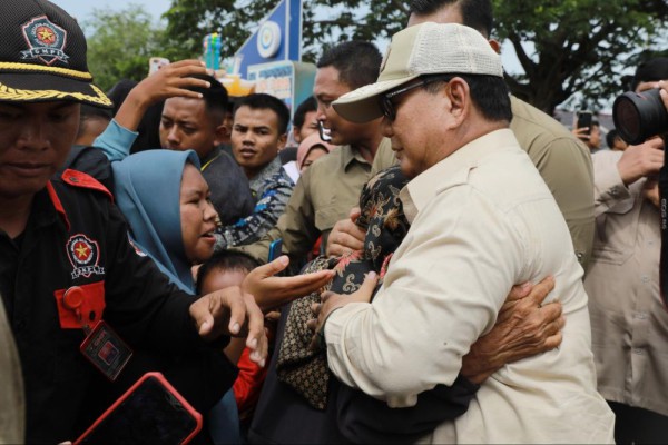 Presiden Prabowo Subianto Berinteraksi dengan Warga Karawang Setelah Tinjau Tambak Ikan Nila