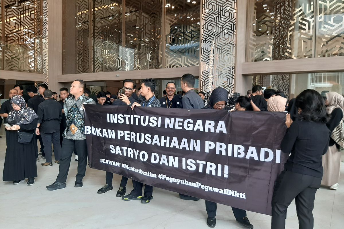 Pegawai Kemendikti Gelar Demo Tuntut Keadilan, Protes Perlakuan Tidak Adil oleh Menteri Satryo Soemantri