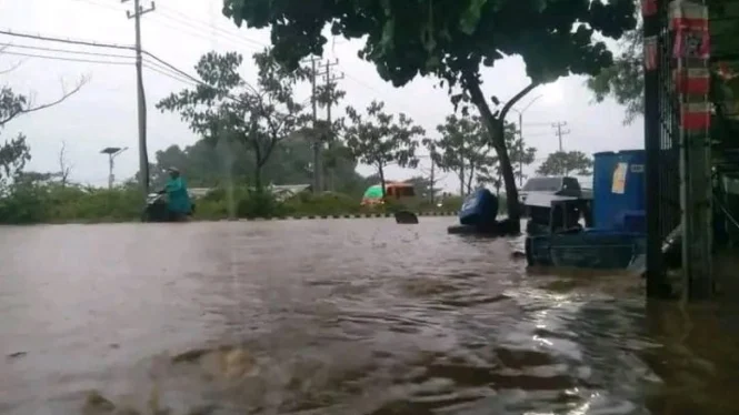 Hujan Deras Picu Banjir di Jalan Nasional Sumenep-Surabaya, Lalu Lintas Terganggu