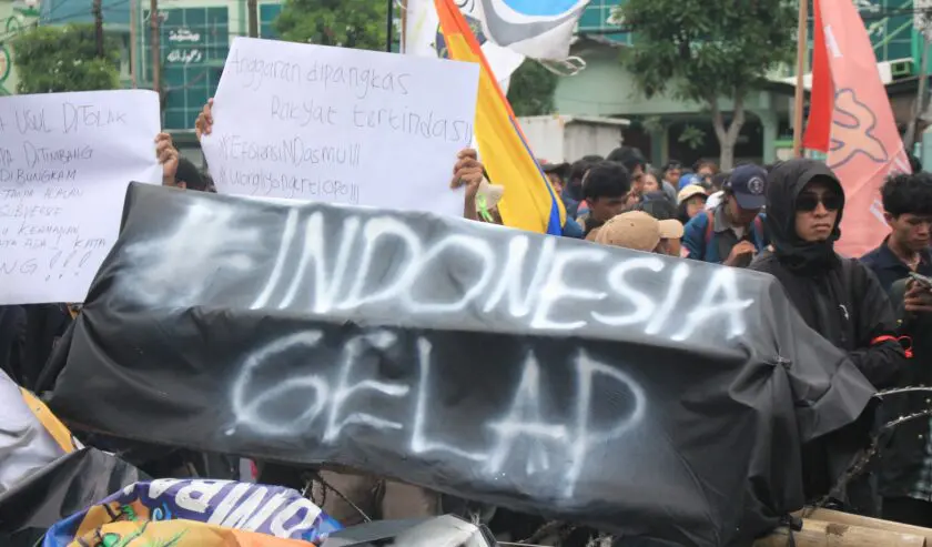 Demo Indonesia Gelap di Depan Gedung DPRD Jatim, Mahasiswa dan Masyarakat Sipil Tuntut Revisi UU dan Perbaikan Kebijakan