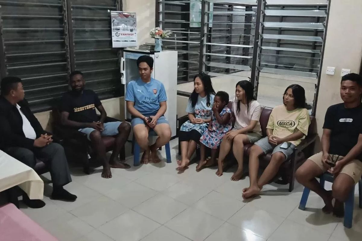 Enam Guru dan Nakes di Papua Diduga Tewas Diserang KKB, Puluhan Orang Dievakuasi