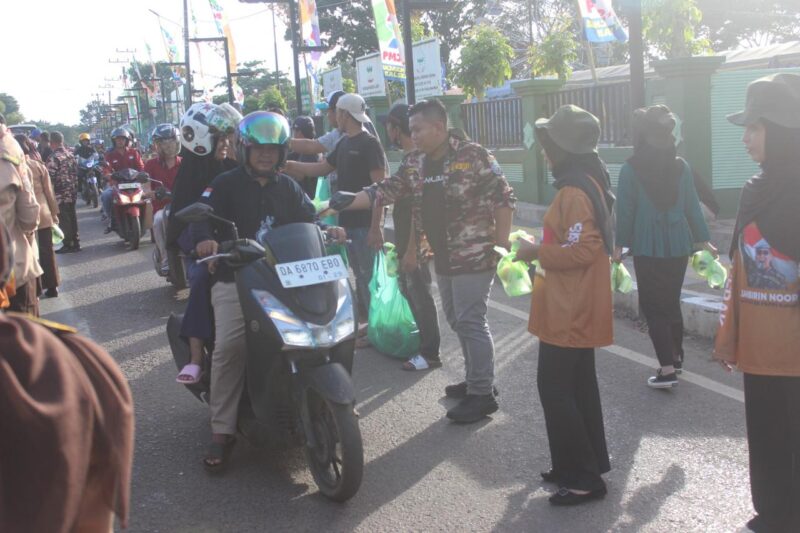 Masyarakat Tanah Laut Gelar Aksi Simpatik Berbagi Takjil Sebagai Dukungan Terhadap RUU TNI
