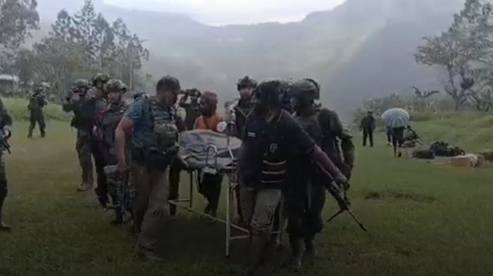 TNI-Polri Evakuasi 8 Guru dan Nakes Korban KKB di Yahukimo ke Jayapura