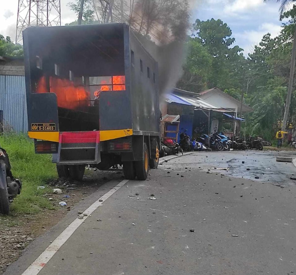 Kronologi Ricuh Demo UKT Mahasiswa Uncen: Truk Polisi Dibakar, 4 Personel Terluka