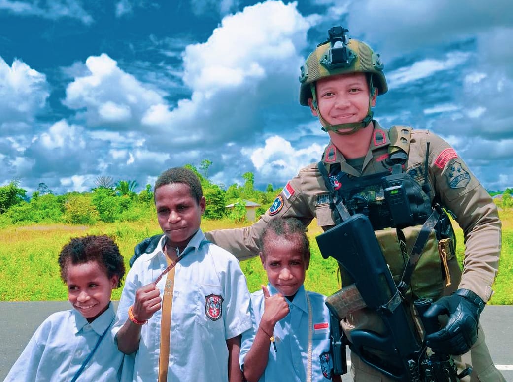 Satgas Damai Cartenz-2025 Bangun Kedekatan dengan Anak Sekolah Wujudkan Papua yang Aman dan Harmonis di Nduga