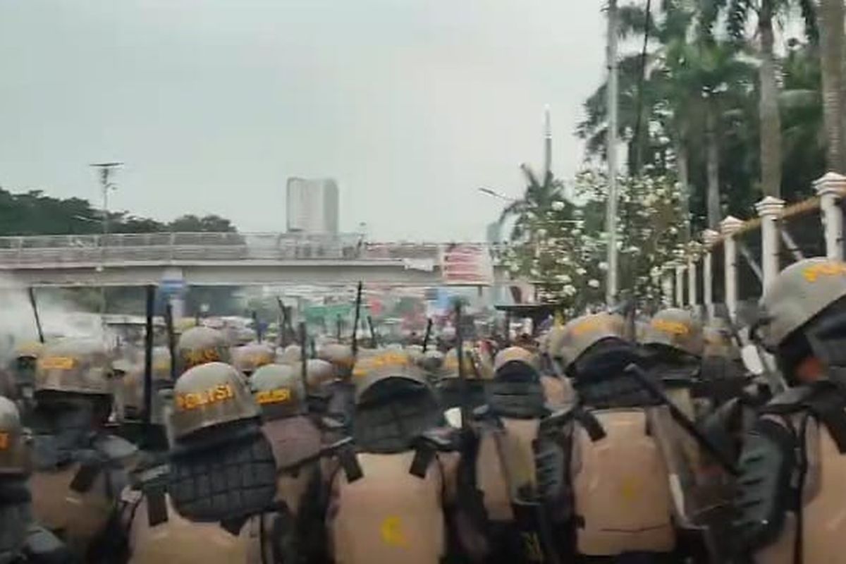 Kericuhan Demo Buruh 1 Mei 2025 di DPR RI: Polisi Bubarkan Massa