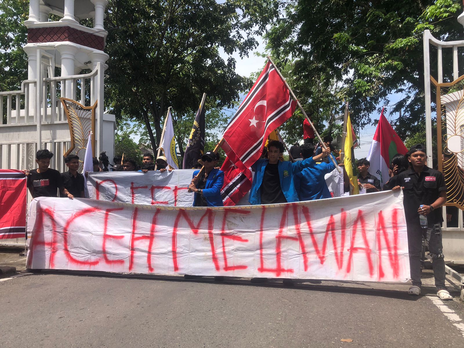 Bendera Bulan Bintang Warnai Aksi Pembatalan Kepmen 4 Pulau