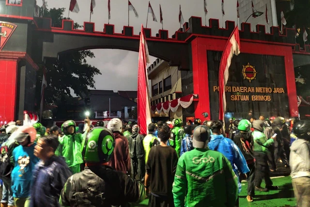 TNI Turun Tangan Redam Panasnya Aksi Massa Ojol di Mako Brimob Kwitang