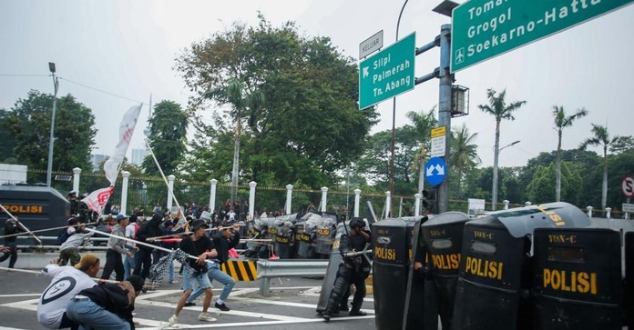 Demo DPR Ricuh: Massa Bertahan, Polisi Terus Lontarkan Gas Air Mata
