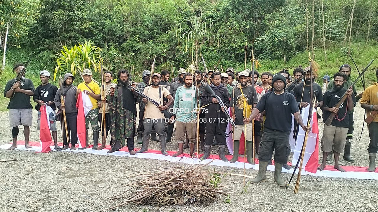 TPNPB-OPM bakar bendera merah putih dan pamer pelaku pembunuhan Polisi