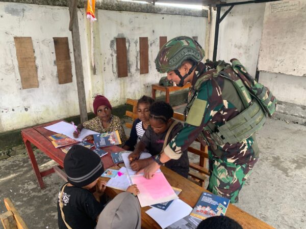 Satgas Yonif 743/PSY hadir tingkatkan kecerdasan anak-anak Papua
