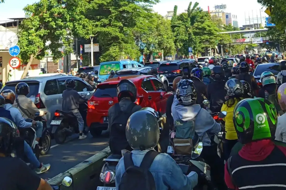 Massa Kepung Mako Brimob, Jalanan Senen Lumpuh