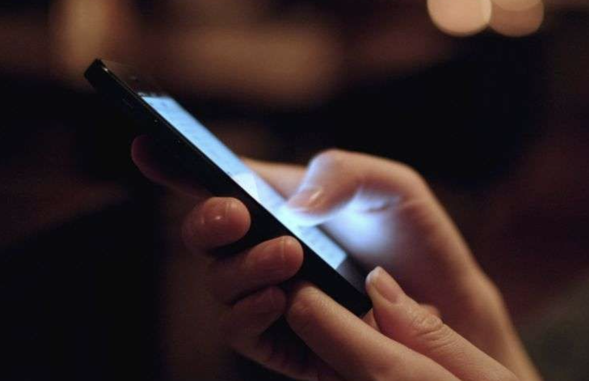 Kebiasaan Scroll Layar Sebelum Tidur: Risiko Kesehatan yang Mengintai