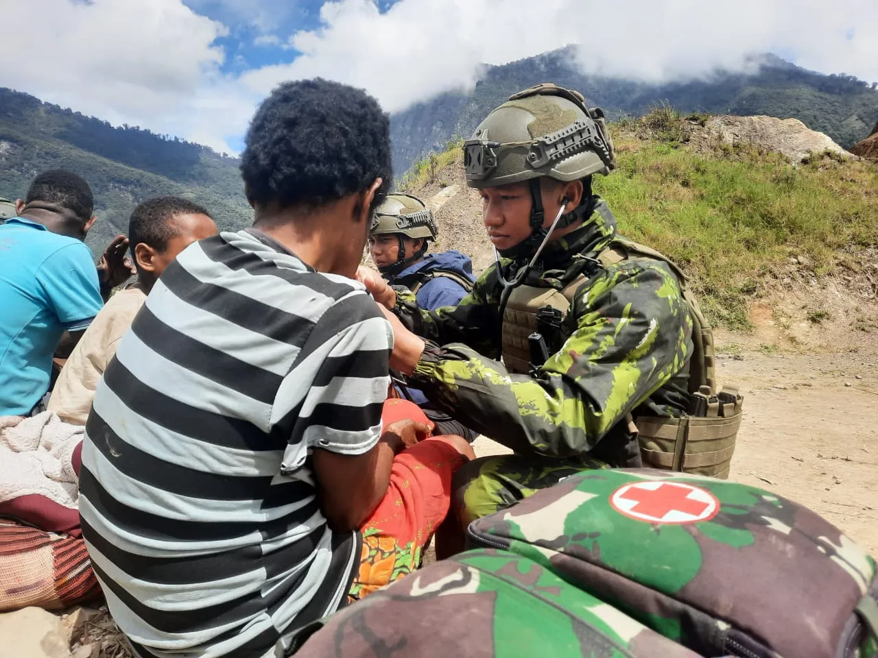 TNI Satgas Yonif 644 Sapa Warga Papua Lewat Bakti Kesehatan