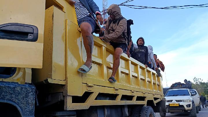 Ratusan warga Non-Papua mengungsi ke Wamena pasca kerusuhan di Yalimo