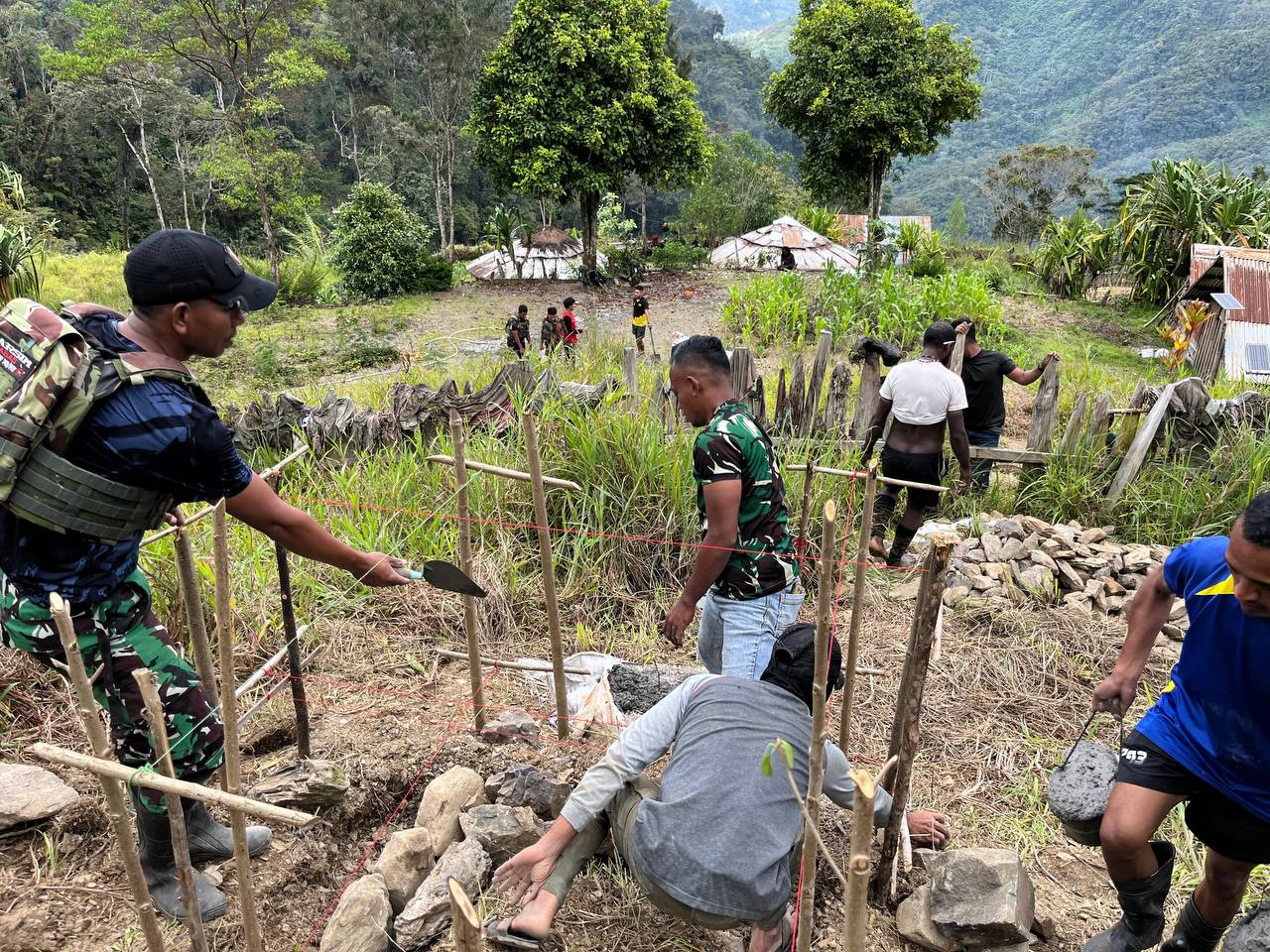 Prajurit TNI Yonif 743/PSY bangun bak air bersih dan MCK untuk kepentingan warga di Puncak Jaya