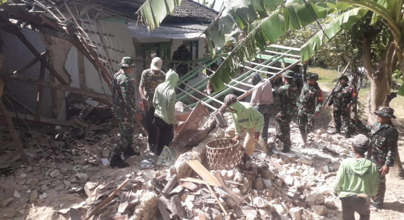 Dukungan Moril dan Fisik Babinsa Koramil 0827/20 Sapudi untuk Korban Gempa
