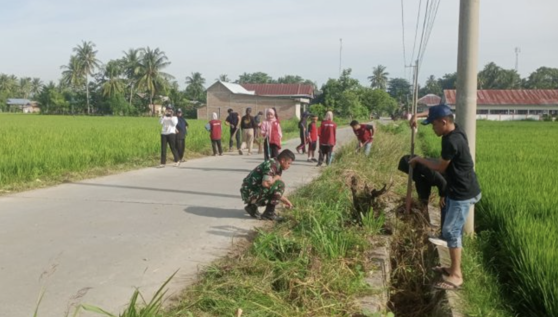 Kerja Bakti Koramil Wonomulyo Bersama Masyarakat Jaga Kebersihan dan Cegah Banjir