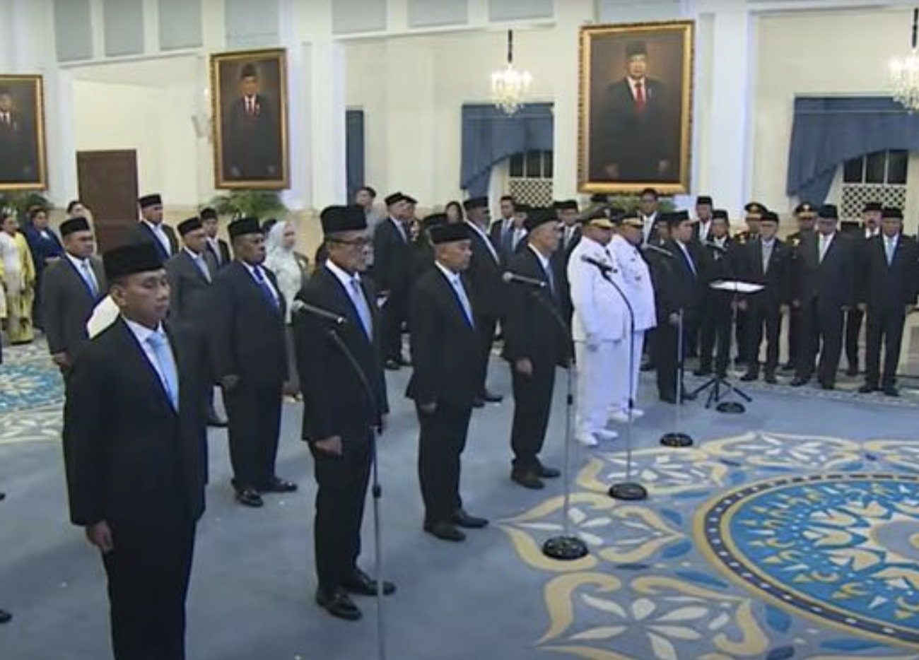 Prabowo Lantik 25 Pejabat Negara dan 10 Dubes RI di Istana Negara