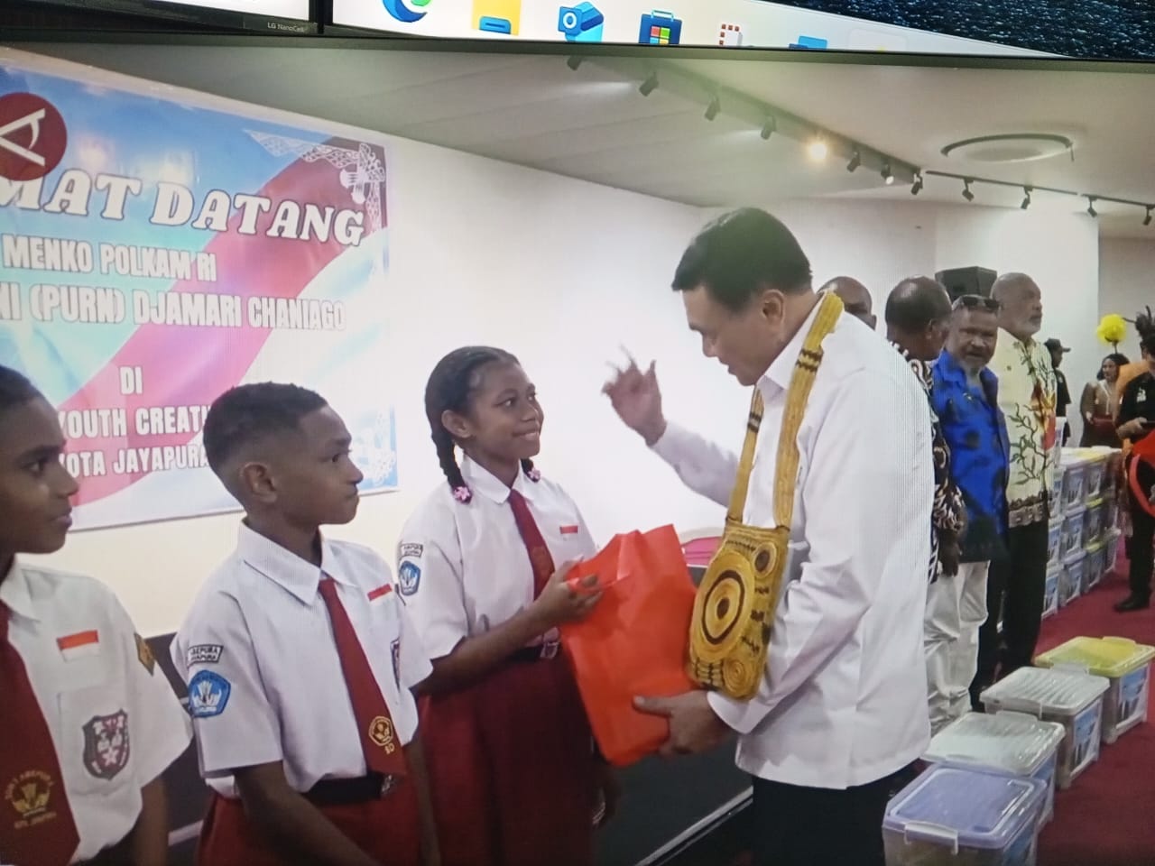 Menkopolhukam serahkan tali asih kepada tokoh masyarakat dan pelajar Papua