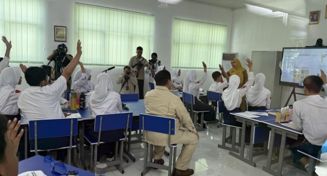 Peluncuran Smartboard: Prabowo Ikut Kelas di SMPN 4 Bekasi