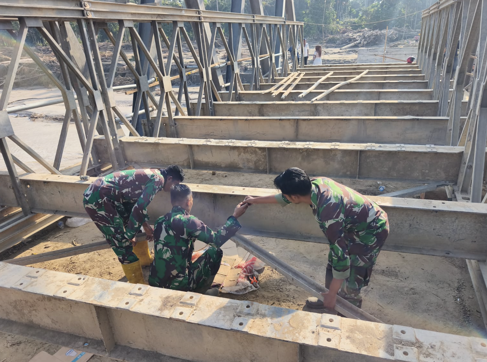 TNI AD Percepat Pembangunan Jembatan Bailey untuk Pulihkan Akses Jalan di Aceh