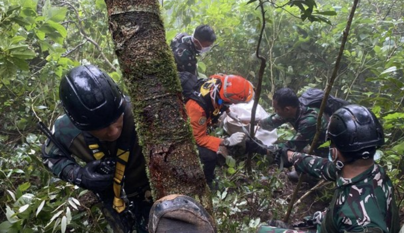 Evakuasi Pesawat Jatuh di Pangkep Terkendala Cuaca dan Medan Ekstrem