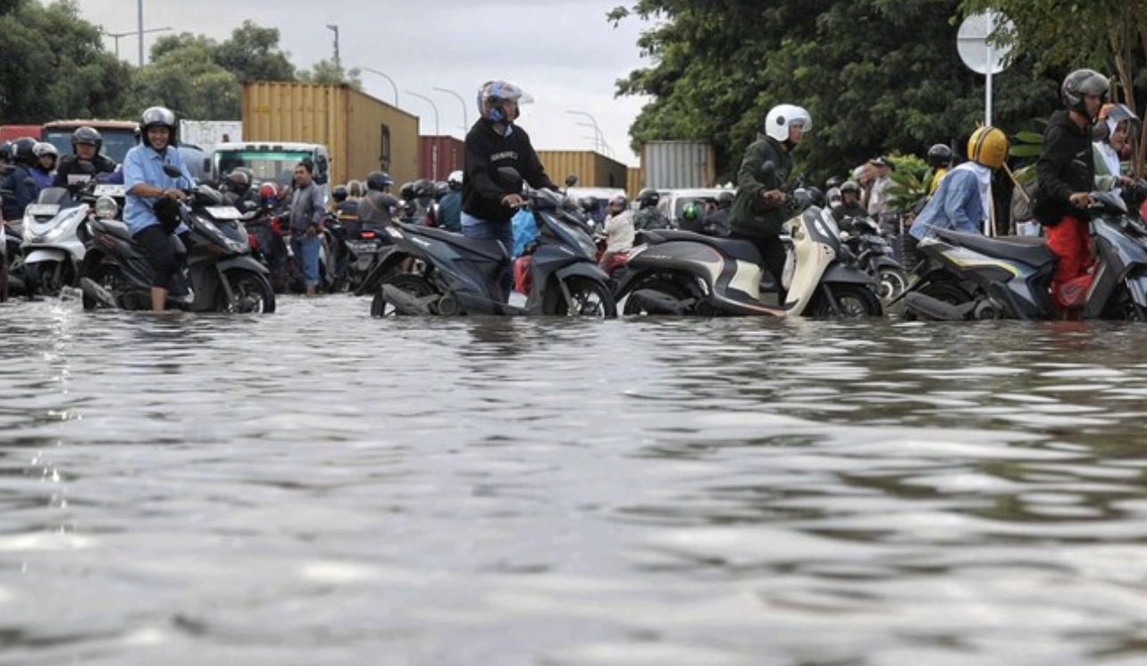 Curah Hujan Tinggi, Banjir Genangi Permukiman dan Jalan di Jakarta