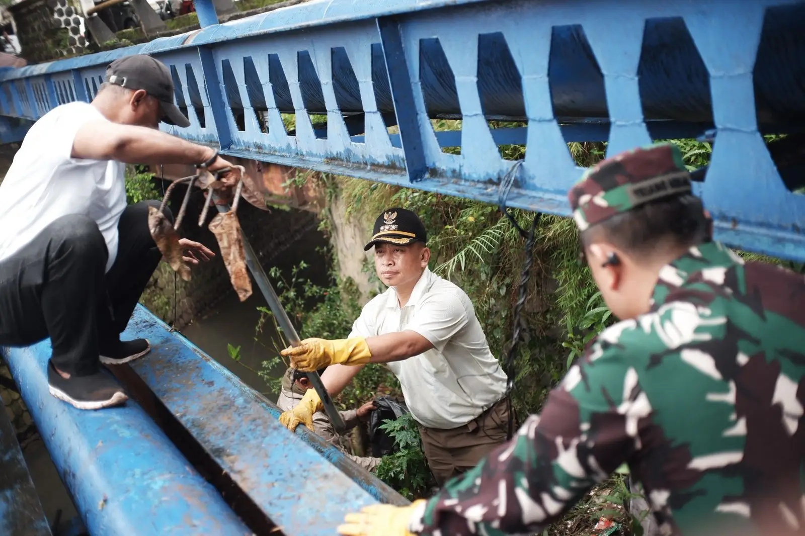 Tindak Lanjuti Arahan Presiden, Wali Kota Supian Suri Pimpin Kerja Bakti Bersihkan Jalan Proklamasi